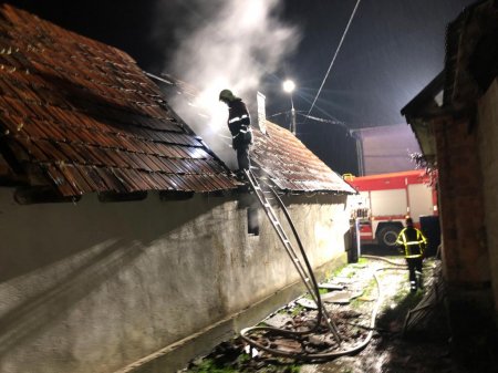У Хусті під час гасіння пожежі вогнеборці врятували власника будинку (ФОТО)