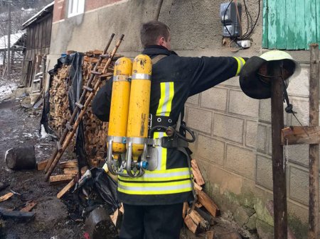 Воловецькі рятувальники під час пожежі врятували житловий будинок