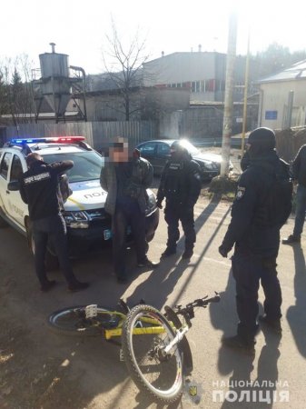 Місцевого жителя Ужгорода затримали при збуті наркотиків (фото)