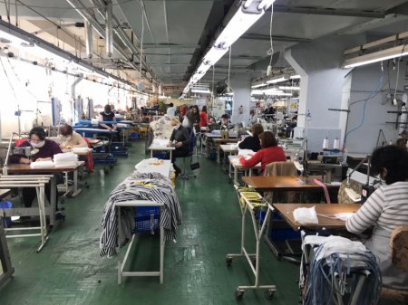 Шиють маски: Ужгородська швейна фабрика перепрофілювалася в умовах карантину