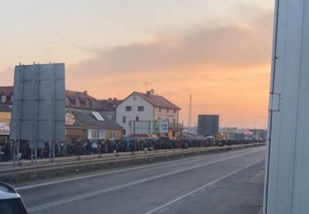 На Закарпатських кордонах з ЄС, пропускають тільки автотранспорт, пішоходів пропускати не будуть