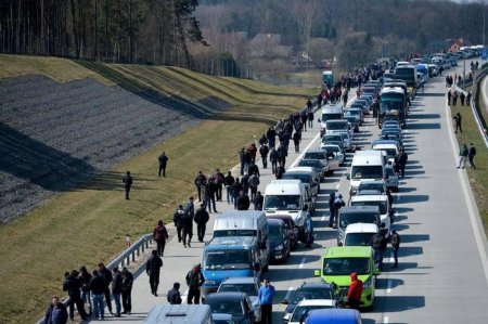 Критична ситуація на польсько-українському кордоні: багатотисячний натовп зняли з повітря (фото)