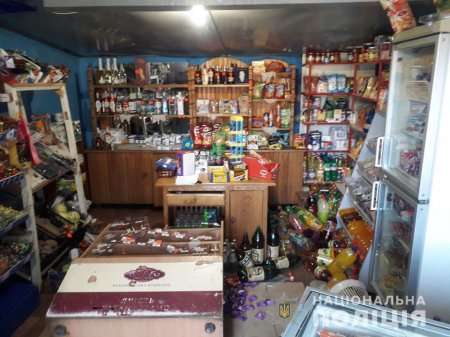 На Берегівщині поліція викрила крадія горілчаних напоїв та тютюну з магазину