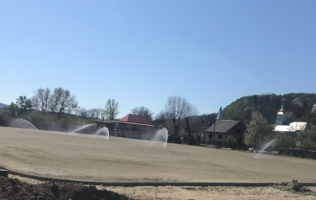 Система штучного поливу футбольного поля запрацювала на Тячівщині (відео)