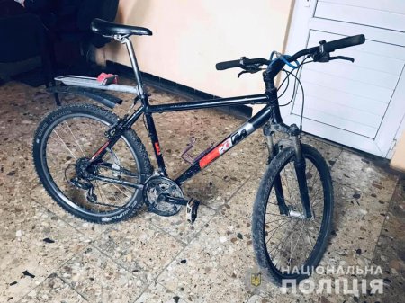 Поліцейські Мукачева розшукали та повернули пенсіонерові викрадений у нього велосипед