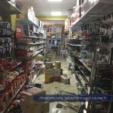 Правоохоронці викрили склади з товарами, які незаконно імпортувалися до України
