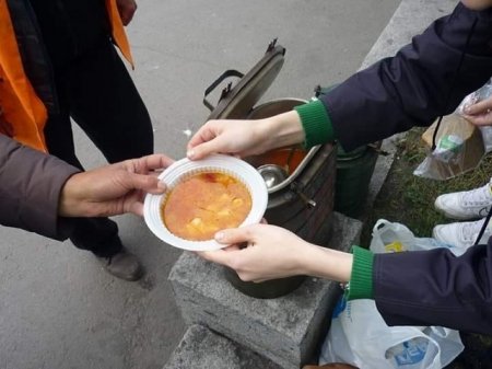 Ужгородський паб «Чорне сонце» готує безкоштовні обіди для працівників швидкої (відео)