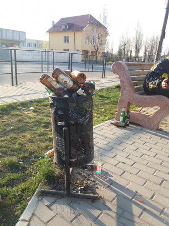 Під час карантину в Берегові люди засмічують сквери, влаштовуючи посиденьки (ФОТО)