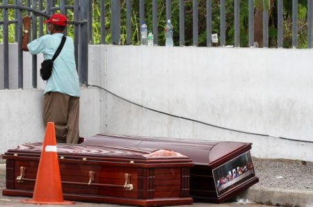 Тіла лежать на вулицях: в Еквадорі не встигають ховати померлих від COVID-19 