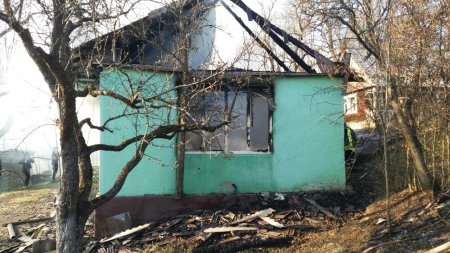 Рахівські вогнеборці ліквідували пожежу у житловому будинку