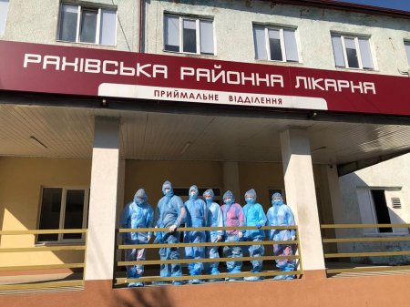 Медикам Рахівської районної лікарні передали засоби індивідуального захисту