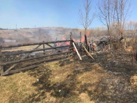 Чергова пожежа сухої рослинності, й знову знищене майно закарпатців