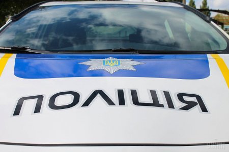 У Мукачеві на ринку чоловік вдарив по обличчі дівчину, пограбував і втік 