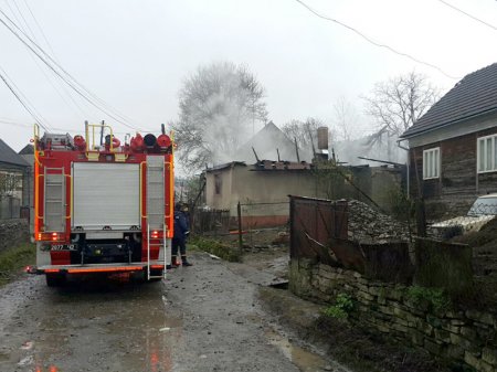 Рахівські рятувальники під час пожежі захистили від вогню два житлові будинки