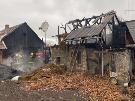 Рахівські рятувальники під час пожежі захистили від вогню два житлові будинки
