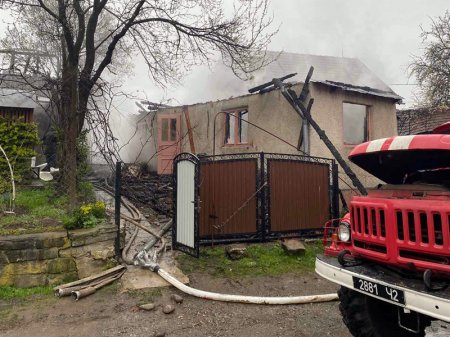 Рахівські рятувальники під час пожежі захистили від вогню два житлові будинки