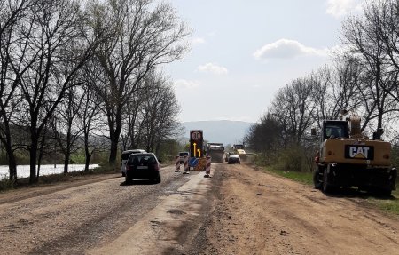Помічник депутата Закарпатської облради погрожує майстрам, які ремонтують дорогу між с. Онок та м. Виноградів