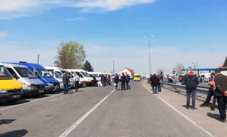 На Закарпатті  на держкордоні з Угорщиною виник "бій" перевізників за пасажирів (фото, відео)