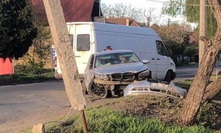 У Мукачеві автомобіль вдарився в електроопору (фото)
