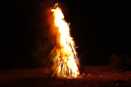 Закарпатська Великодня ніч в огні: традиції чи пережиток минулого, який наражає на небезпеку (фото)