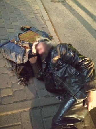 В Ужгороді затримали чоловіка, який камінням розбивав вітрини магазинів