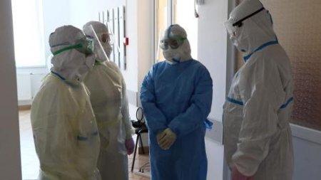 Передова боротьби з COVID-19: бригада медиків Закарпатської обласної лікарні здала першу зміну (відео)