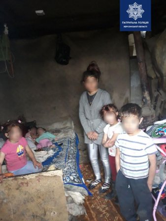 Закарпатська сім'я жили з 7-ма дітьми на звалищі і (ФОТО)