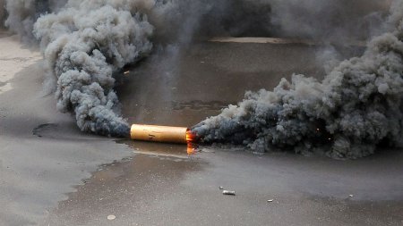 Жителю Мукачева у двір кинули димову шашку