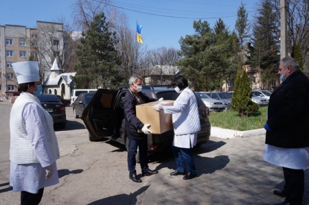 Збережемо здоров’я медиків разом!  Медпрацівники Тячівщини та Рахівщини отримують засоби захисту 