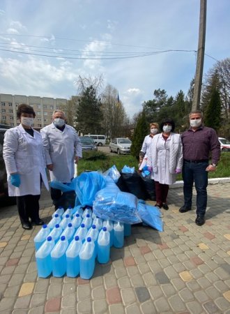 Збережемо здоров’я медиків разом!  Медпрацівники Тячівщини та Рахівщини отримують засоби захисту 