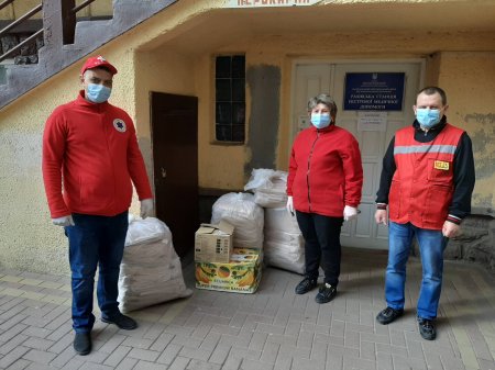 Збережемо здоров’я медиків разом!  Медпрацівники Тячівщини та Рахівщини отримують засоби захисту 