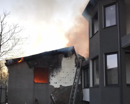 Хустські вогнеборці не допустили знищення вогнем новозбудованого житлового будинку