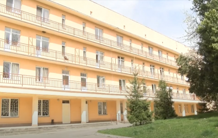 В Ужгороді дві лікарні переповнені хворими на COVID-19 (відео)