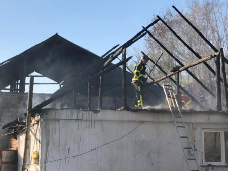 Хустські рятувальники ліквідували пожежу одразу в двох житлових будинках