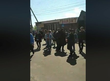 При вїзді в місто Хуст, люди перекрили дорогу - Вимагають відкриття ринків  (фото, відео)