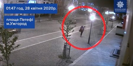 В Ужгороді чоловік з лопатою пошкоджував автомобілі та вітрини магазинів (відео)