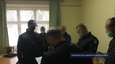 Прокуратура взялася за поліцейських: Закарпатські поліцейські крали паливо самі у себе