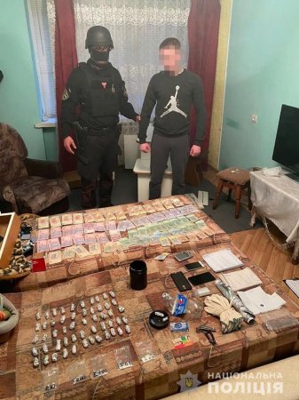 В Мукачеві поліція затримала групу наркоторговців з великою партією забороненого «товару»