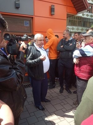 У Дубовому завершився мітинг: селищний голова переконав сельчан, що центральну дорогу відремонтують (фото)