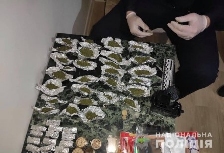 Закарпатські поліцейські затримали ужгородця з великою партією марихуани  (ФОТО)