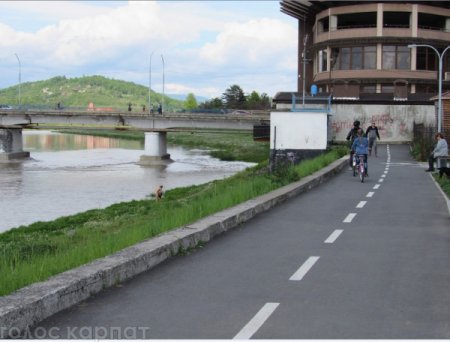 У центрі Мукачева розгулює голий чоловік (фото)