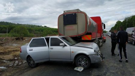Жахлива ДТП трапилась на Мукачівщині: автівка наїхала на припарковану вантажівку (фото)