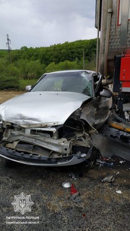 Жахлива ДТП трапилась на Мукачівщині: автівка наїхала на припарковану вантажівку (фото)