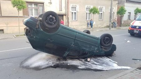 Потрійна ДТП в Ужгороді: один автомобіль перекинувся на дах (фото)