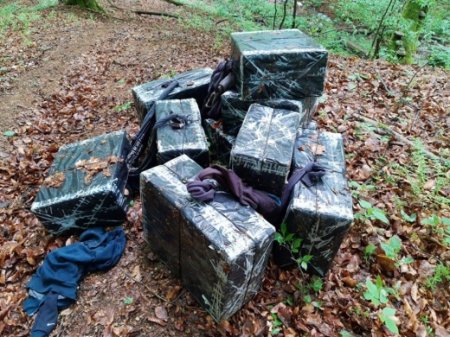 Поблизу кордону закарпатські прикордонники знайшли пакунки з контрабандою (ФОТО)