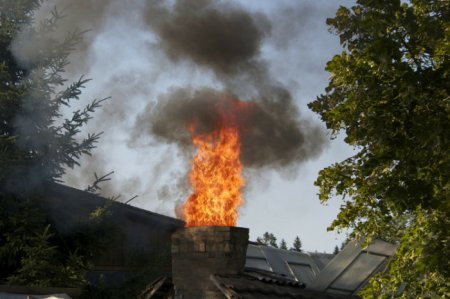 На Рахівщині періодично виникають загоряння сажі в димоходах будинків місцевих мешканців