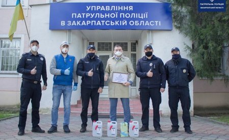 Керівництво патрульних відзначило Ужгородця, який допоміг постраждалому в ДТП (фото)