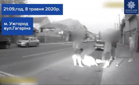 Патрульні надали домедичну допомогу ужгородцю, який лежав на дорозі (відео)