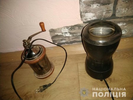 На Міжгірщині викрито майнового злочинця, який вдома зберігав наркотики, а у Воловці затримано збувача метамфетаміну