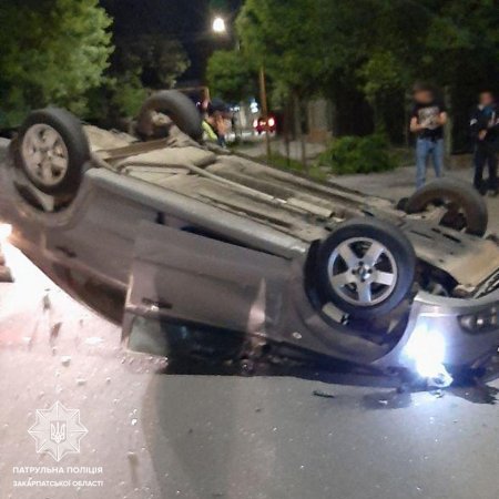 Нічне ДТП в Ужгороді: автомобіль перекинувся (фото)